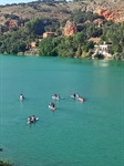 Vista de turistas desde la casa haciendo padel surf